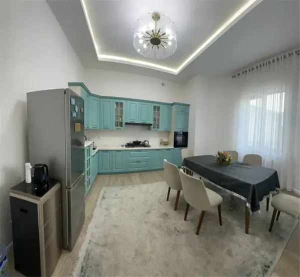 2 qavatli uy − 300 m², 3 sot.