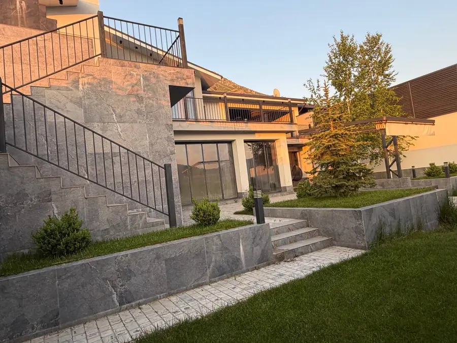 2 qavatli uy sotiladi − 255 m²