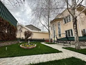 Продается 2-этажный дом − 700 м²