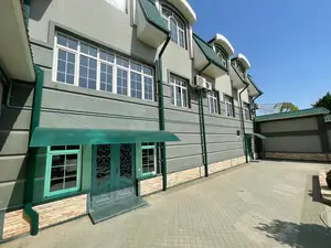 3 qavatli uy − 400 m², 7 sot.