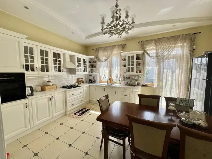 Ijaraga 2 qavatli uy − 250 m²