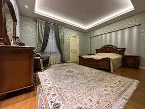 3 qavatli uy sotiladi − 450 m²