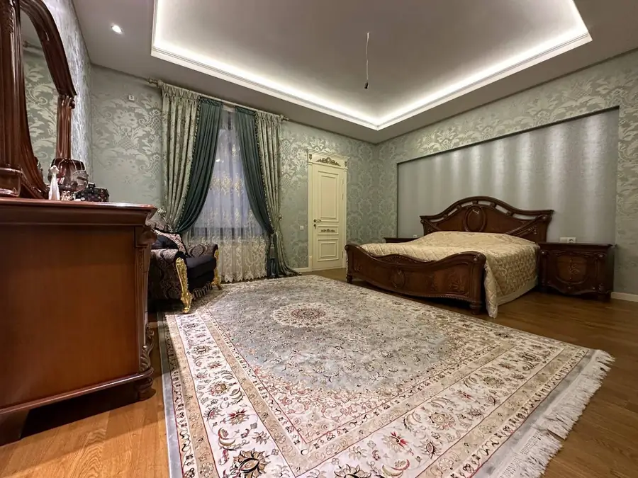 3 qavatli uy sotiladi − 450 m²