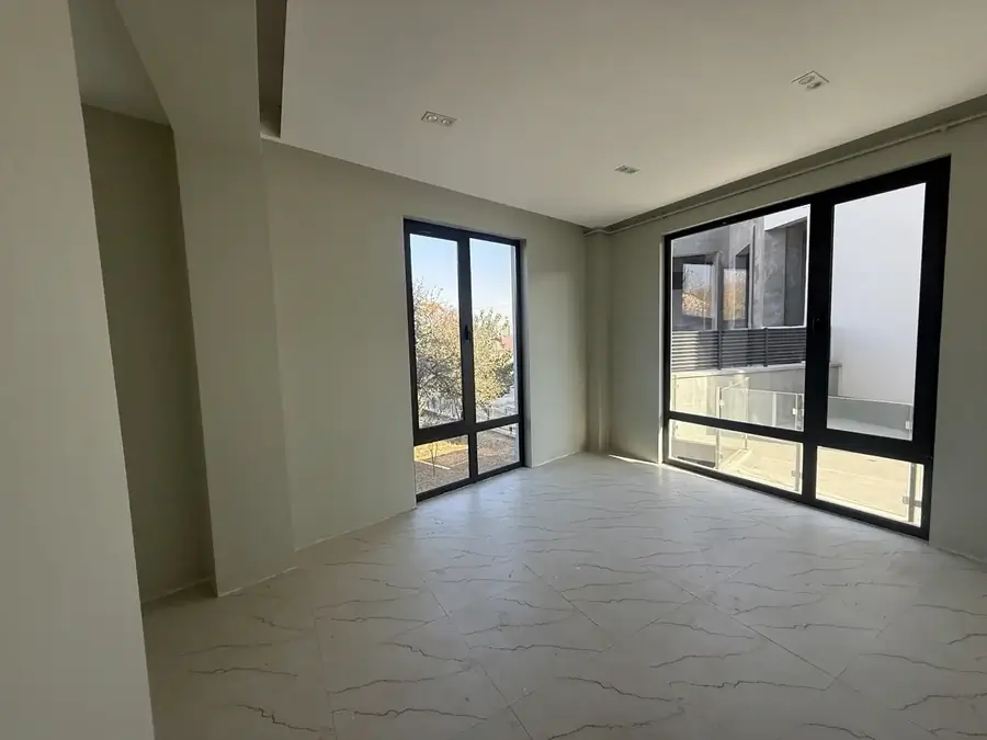 Продается 3-этажный дом − 240 м²