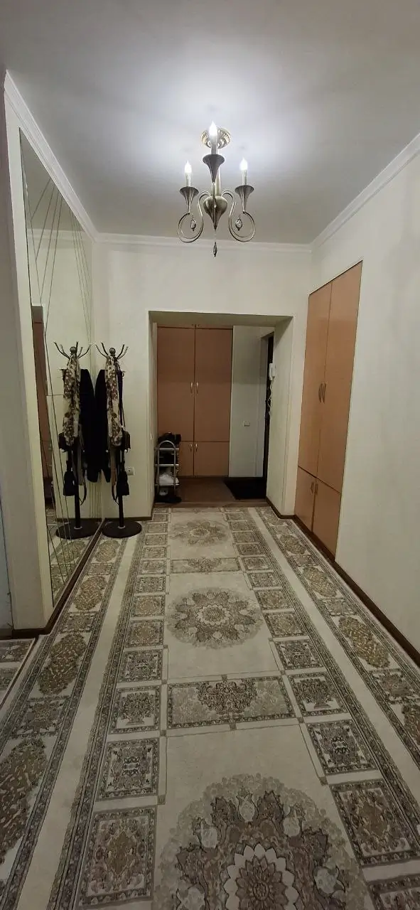3 xonali kvartira sotiladi − 67 m²