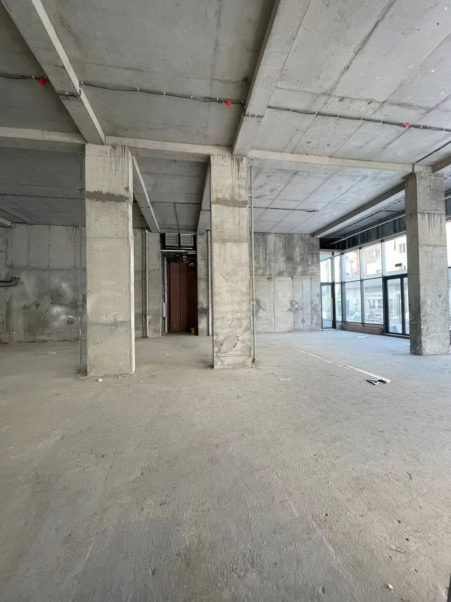 Savdo-sotiq maydoni − 400 m², 1/12 qavat