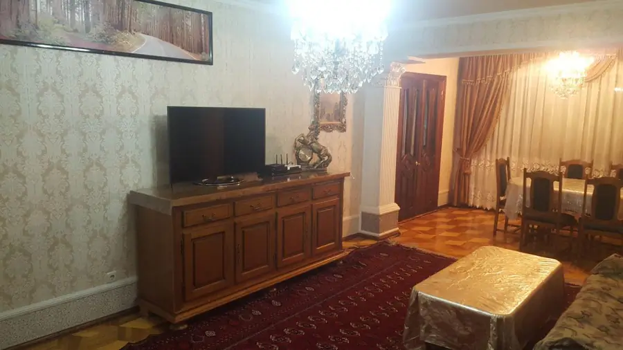 4 xonali kvartira sotiladi − 122 m²