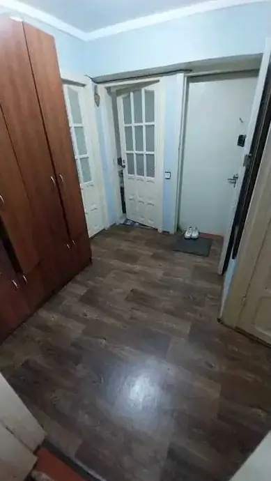 4 xonali kvartira sotiladi − 80 m²