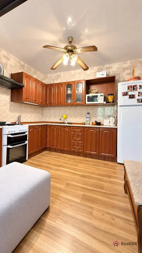 3 xonali kvartira sotiladi − 100 m²