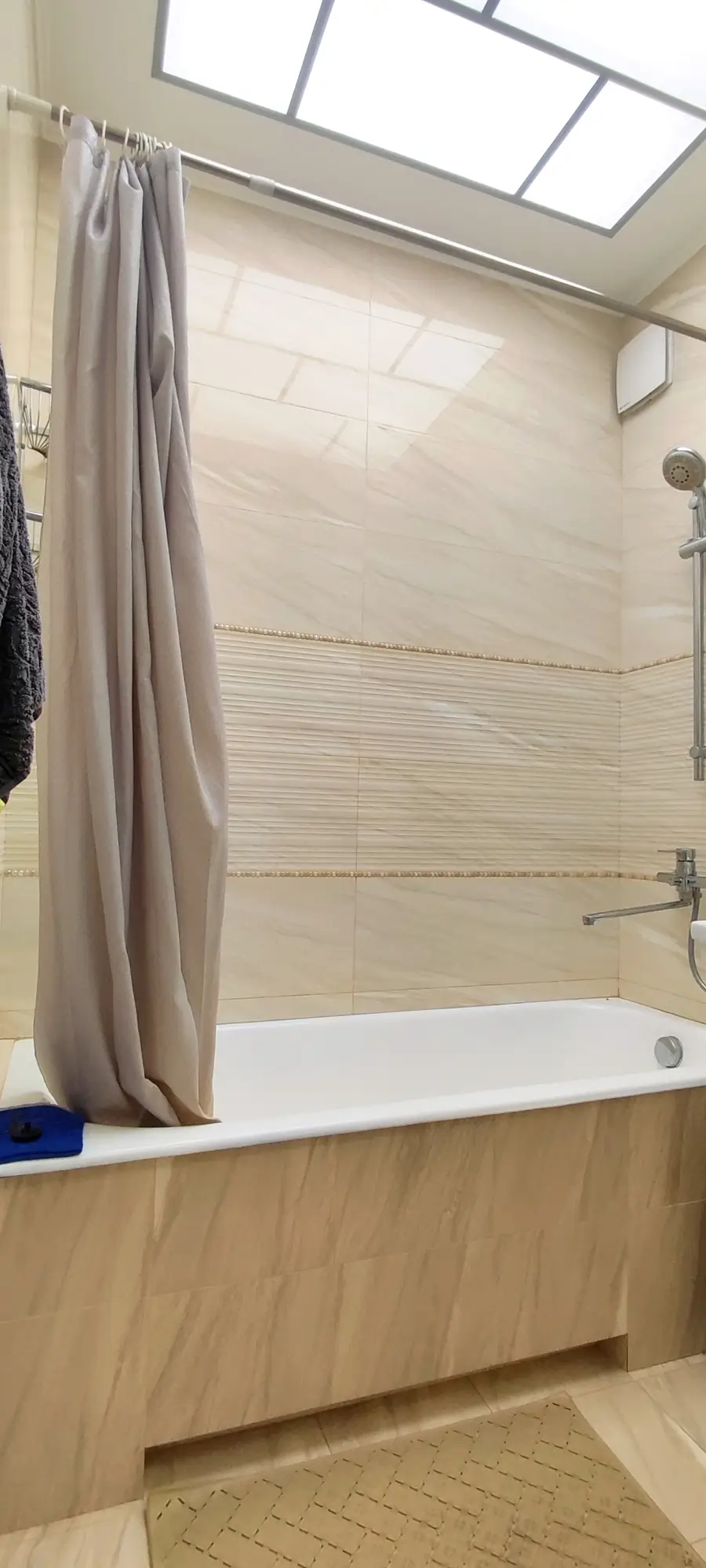 Продается 4-комнатная квартира − 131 м²