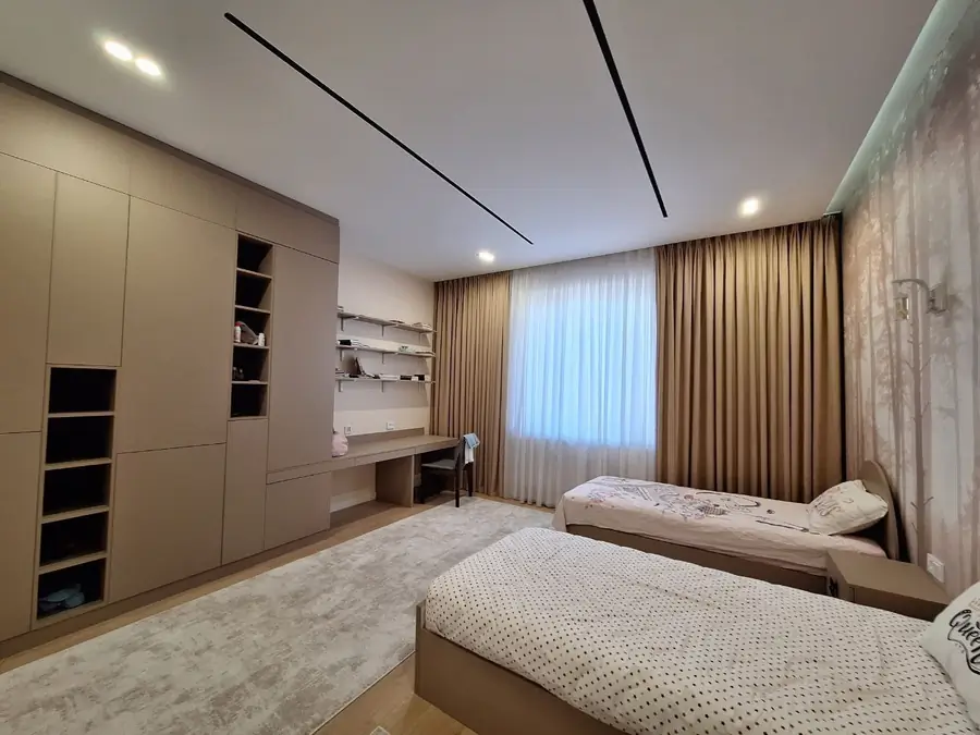 Продается Более 5-комнатная квартира − 175 м²