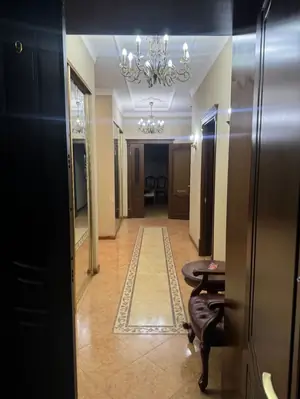 Ijaraga 4 xonali kvartira − 190 m²