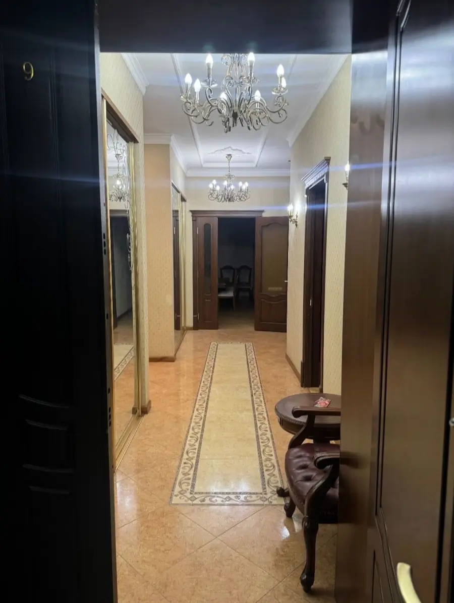 Ijaraga 4 xonali kvartira − 190 m²