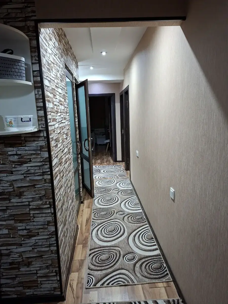 3 xonali kvartira sotiladi − 66 m²
