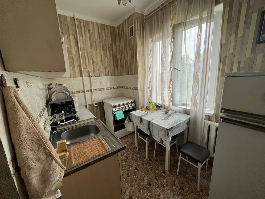 Продается 1-комнатная квартира − 38 м²