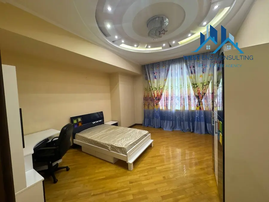 Ijaraga 4 xonali kvartira − 220 m²