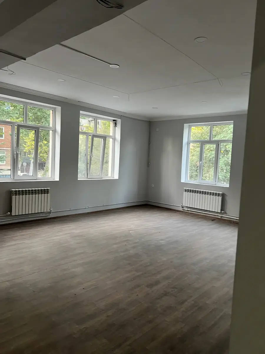 Ijaraga ofis − 200 m²