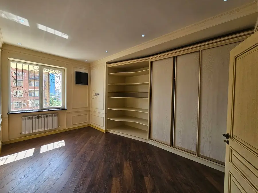 Продается 4-комнатная квартира − 216 м²