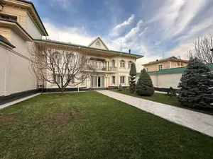 Ijaraga 2 qavatli uy − 500 m²