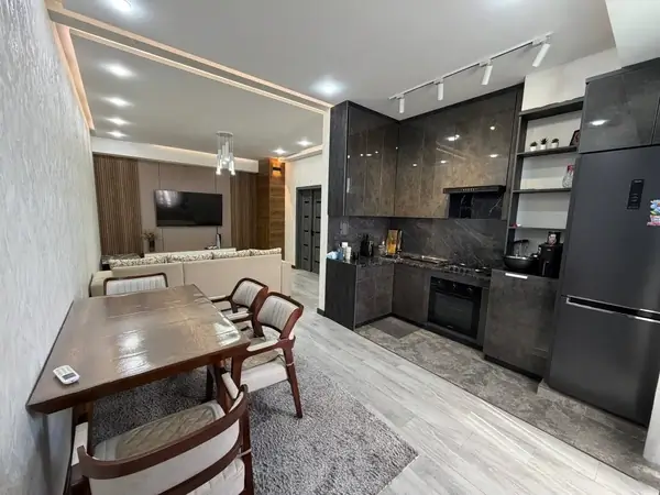 3 xonali kvartira sotiladi − 83 m²