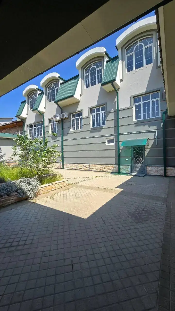 3 qavatli uy sotiladi − 350 m²