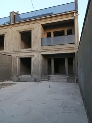 4 qavatli uy sotiladi − 512 m²