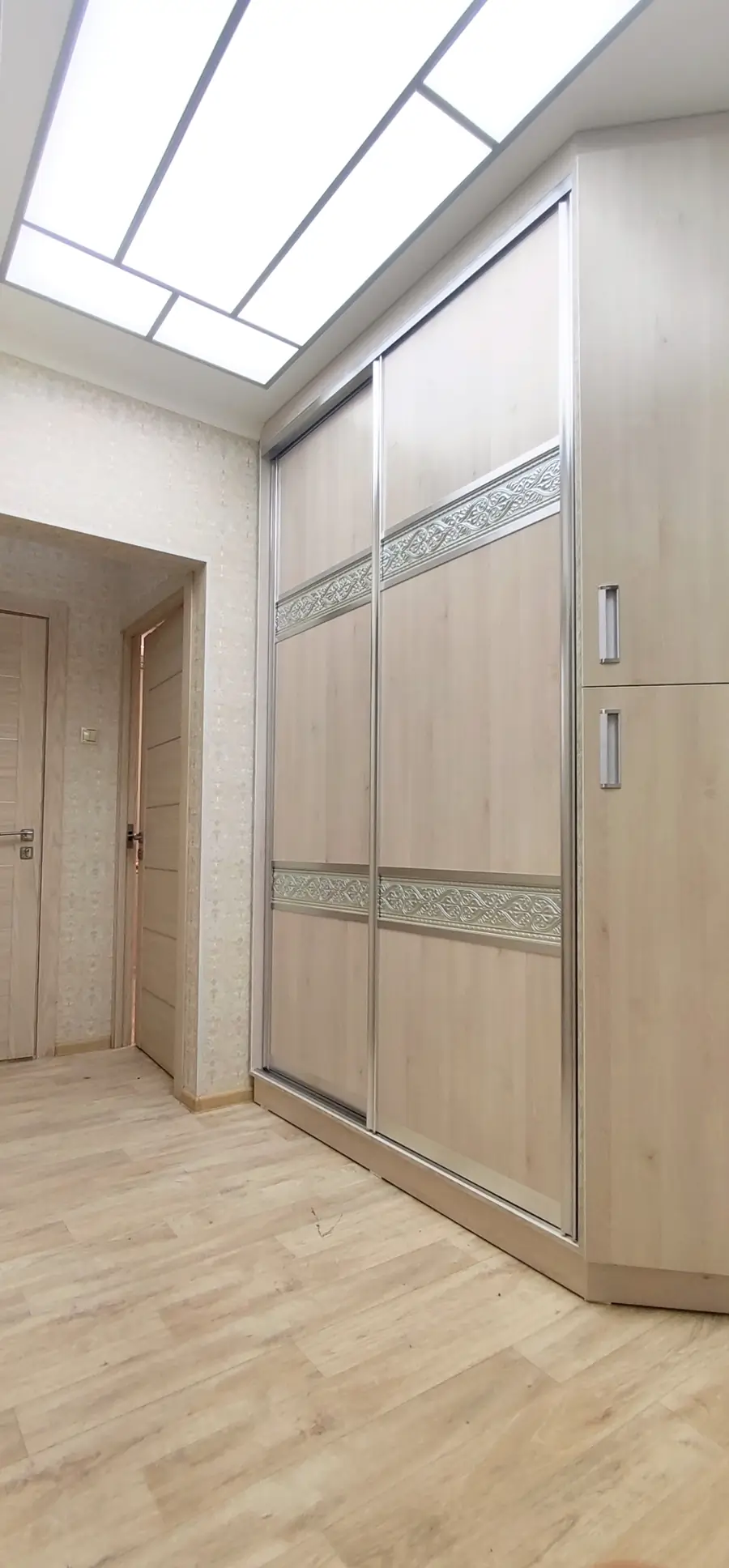 Продается 4-комнатная квартира − 131 м²