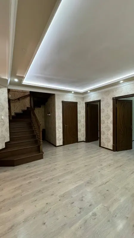 Более 5-комнатная квартира − 190 м², 1/4 этаж