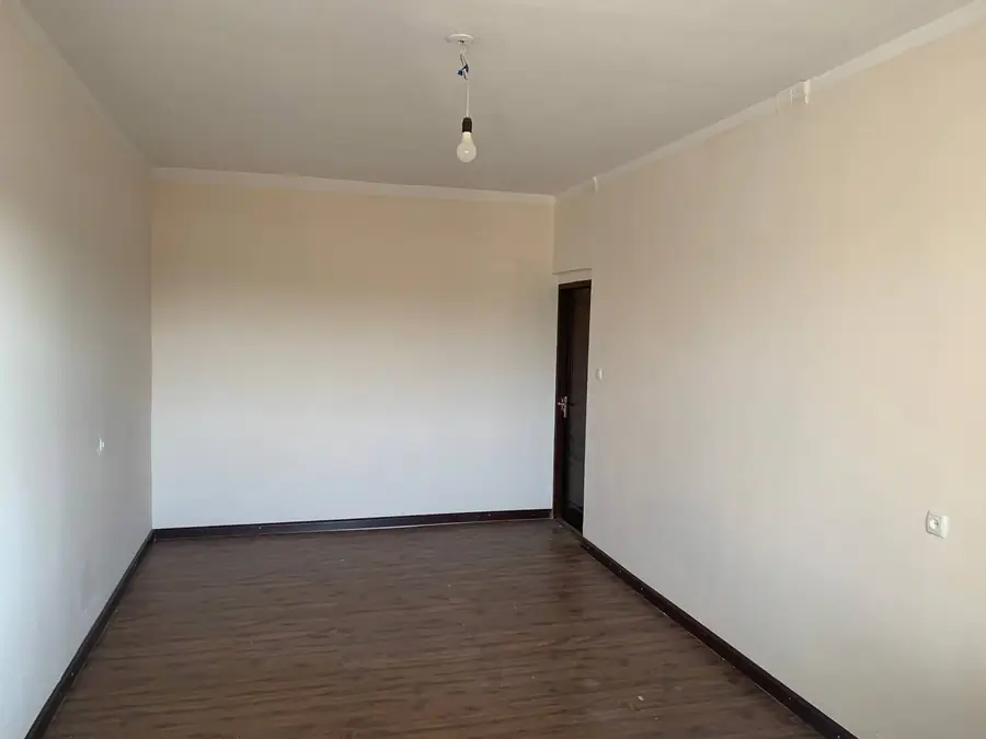 4 xonali kvartira sotiladi − 90 m²