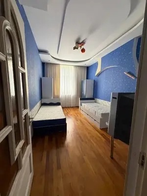 Сдается 3-комнатная квартира − 161 м²