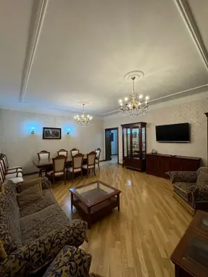 Ijaraga 4 xonali kvartira − 190 m²