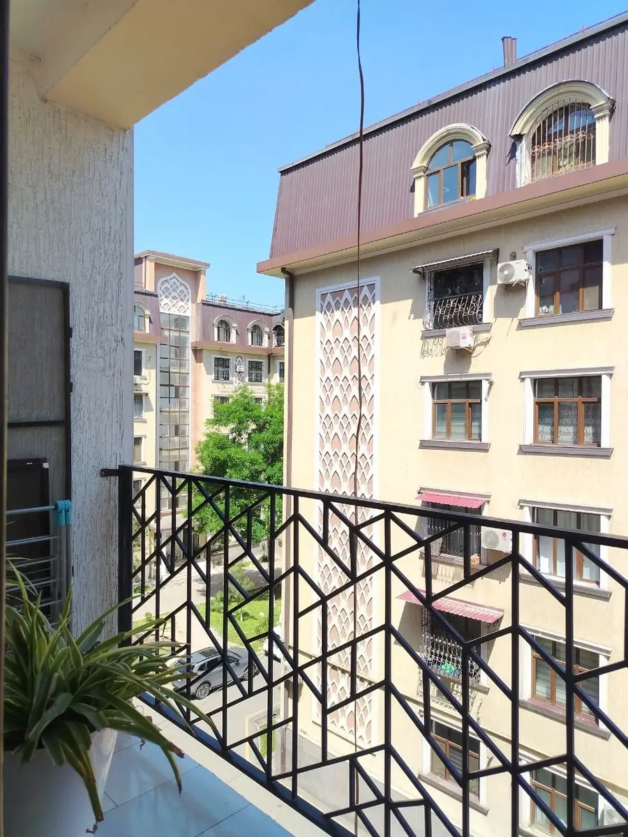 Продается 4-комнатная квартира − 107 м²
