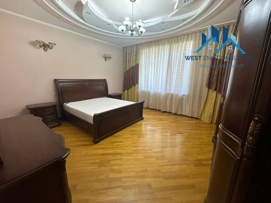 Ijaraga 4 xonali kvartira − 220 m²