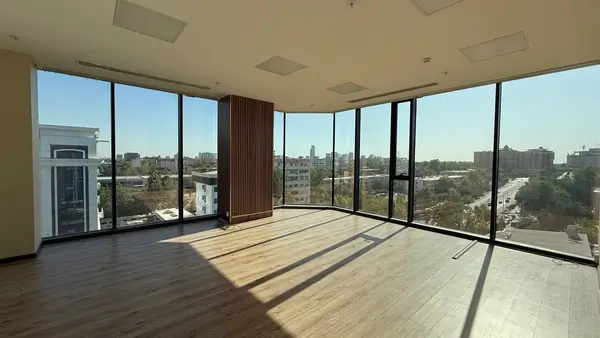 Ofis − 580 m², 8/10 qavat