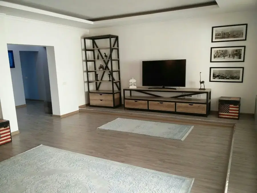 Продается 4-комнатная квартира − 182 м²