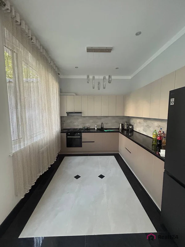 Ijaraga 2 qavatli uy − 240 m²