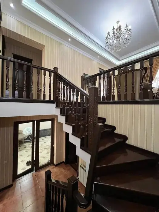 2 qavatli uy sotiladi − 210 m²