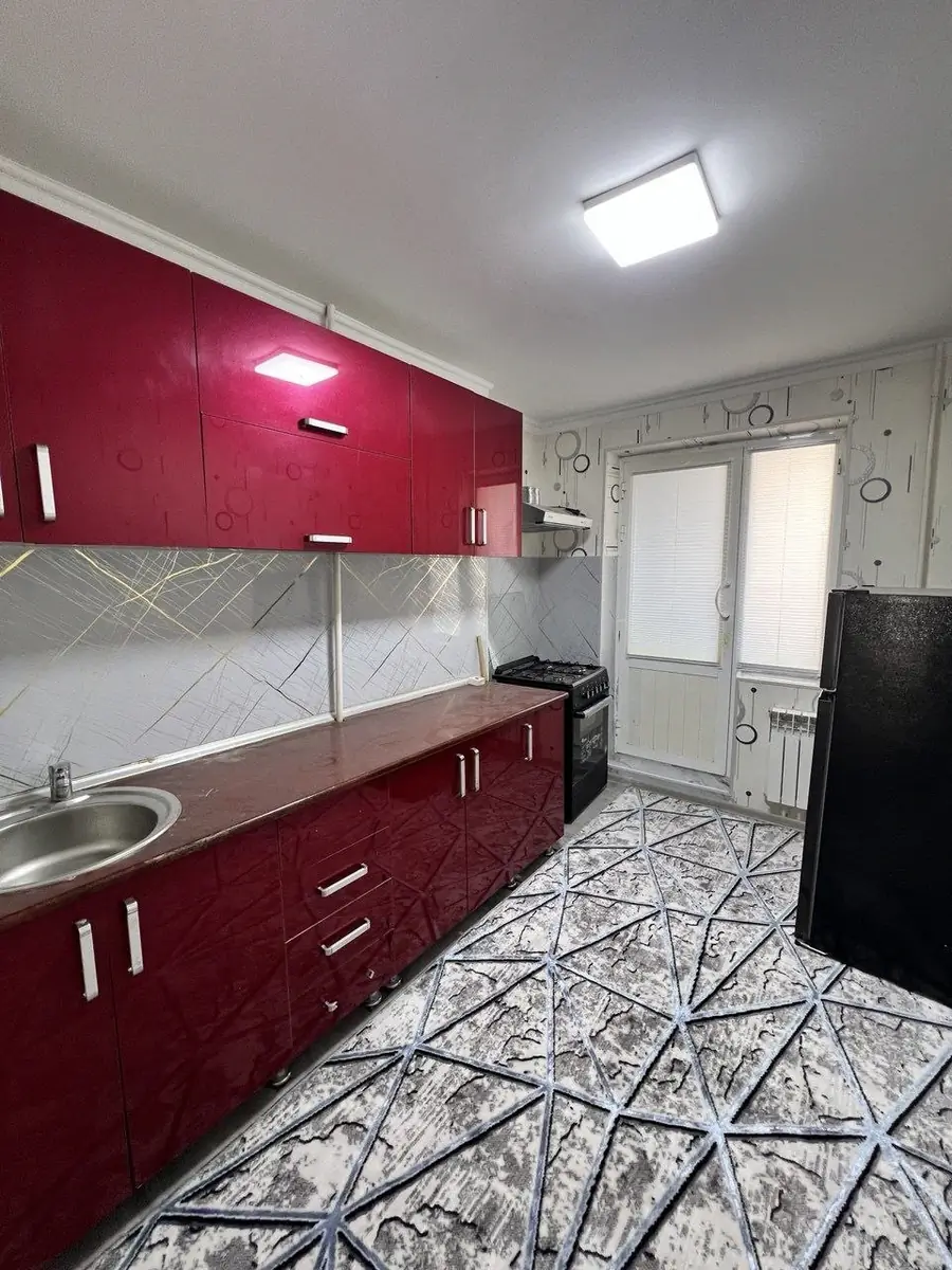 3 xonali kvartira sotiladi − 68 m²