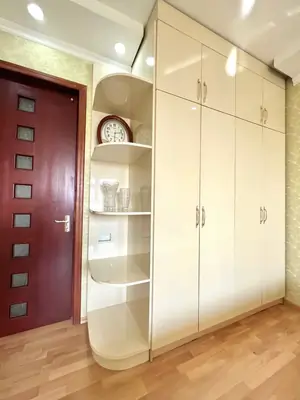 4 xonali kvartira sotiladi − 182 m²