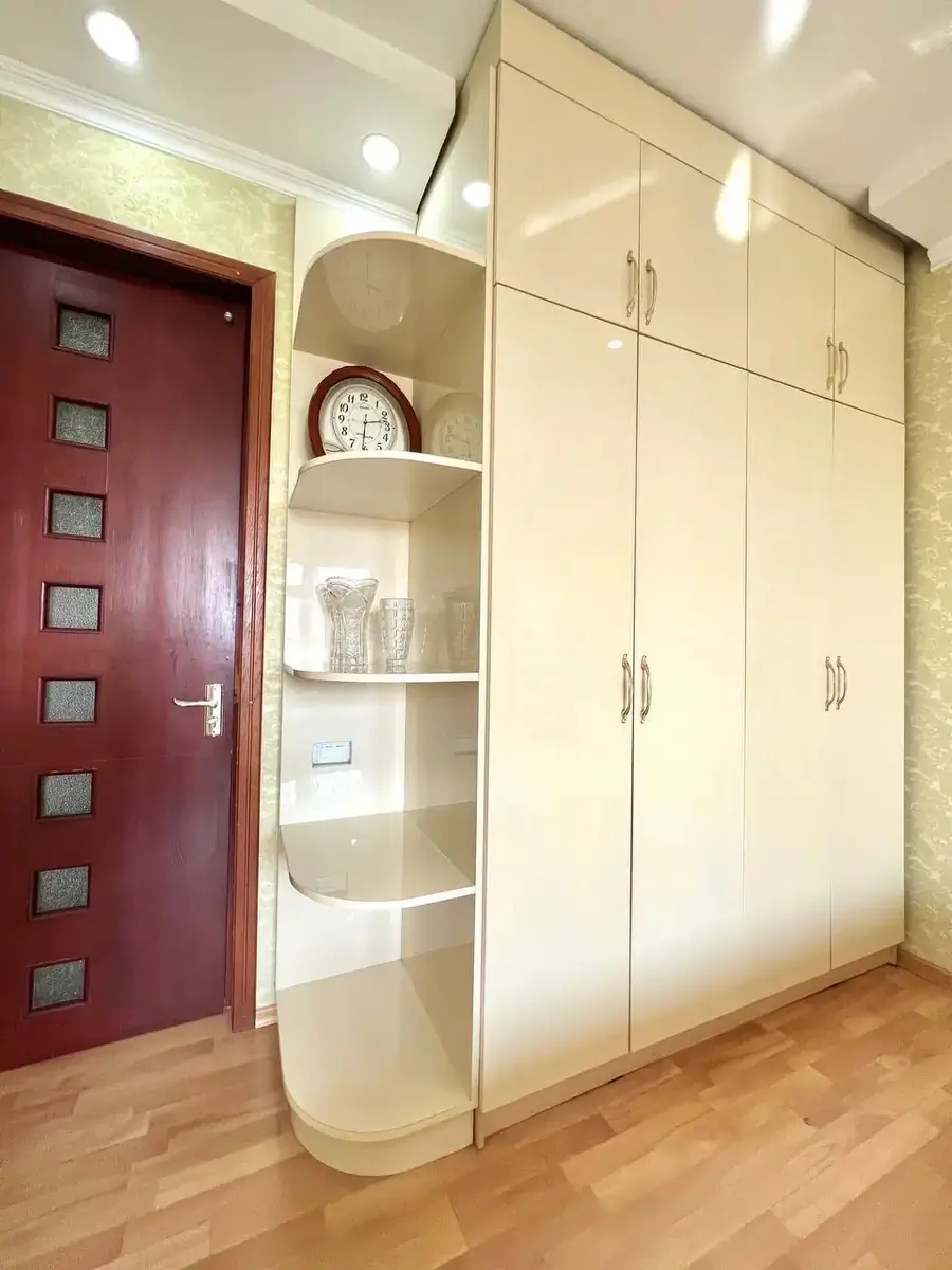 4 xonali kvartira sotiladi − 182 m²