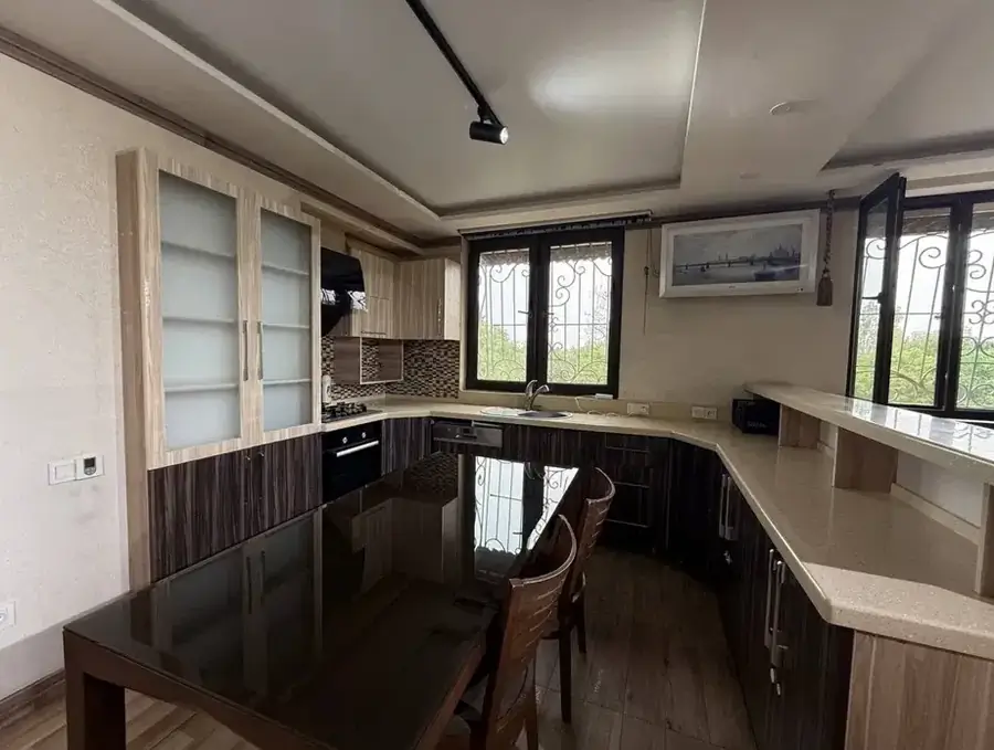 4 xonali kvartira sotiladi − 100 m²