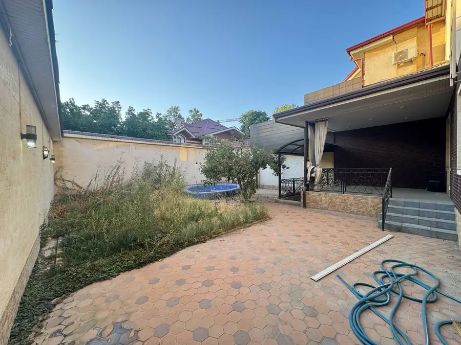 3 qavatli uy sotiladi − 300 m²