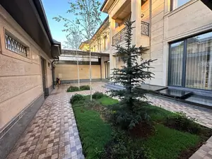 3 qavatli uy sotiladi − 450 m²