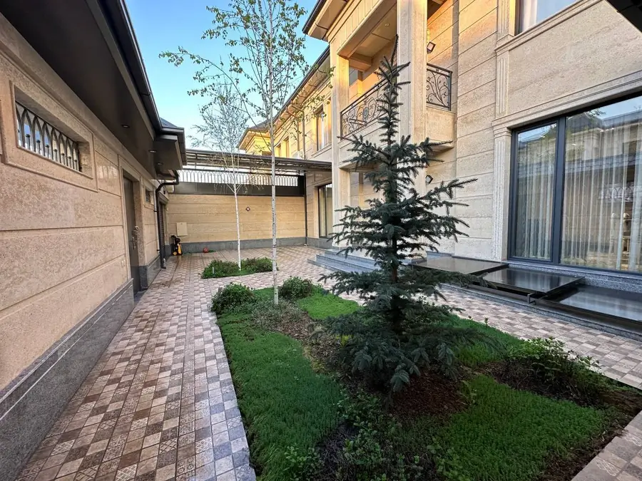 3 qavatli uy sotiladi − 450 m²