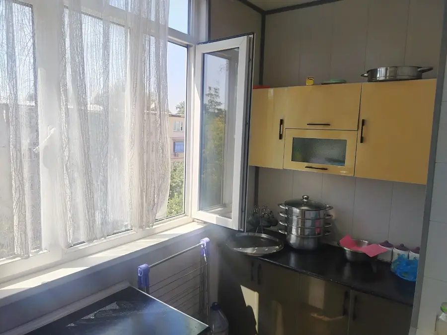 Продается Более 5-комнатная квартира − 80 м²