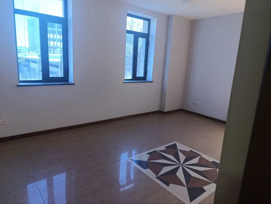 Ijaraga ofis − 300 m²