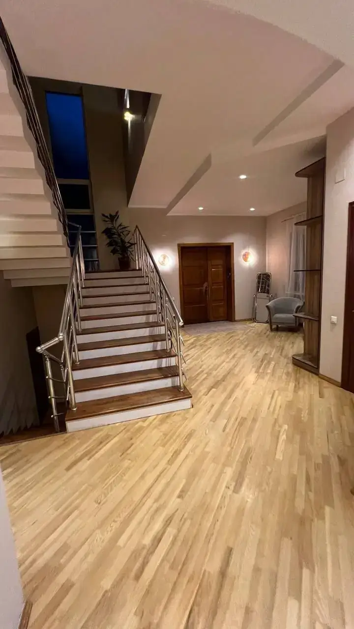 2 qavatli uy sotiladi − 350 m²