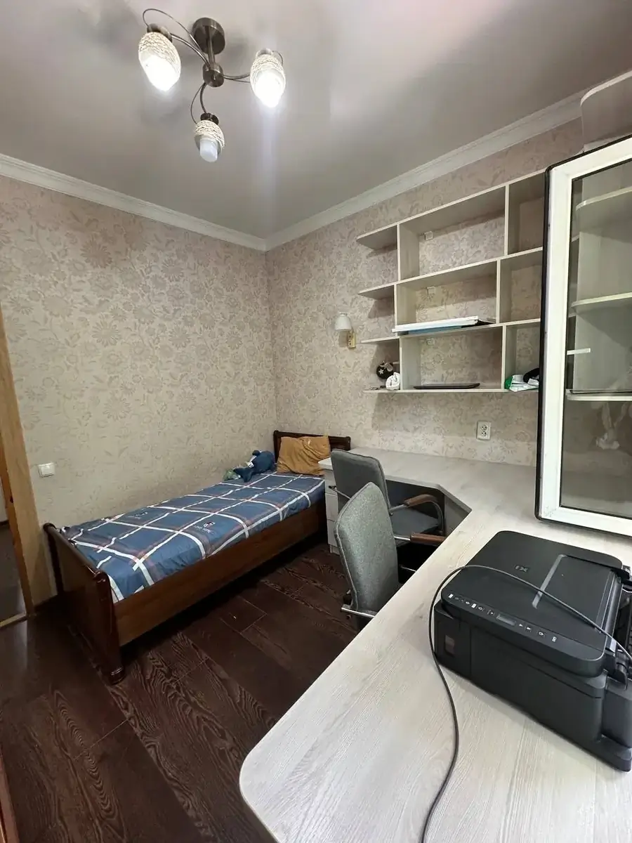 Продается 4-комнатная квартира − 90 м²