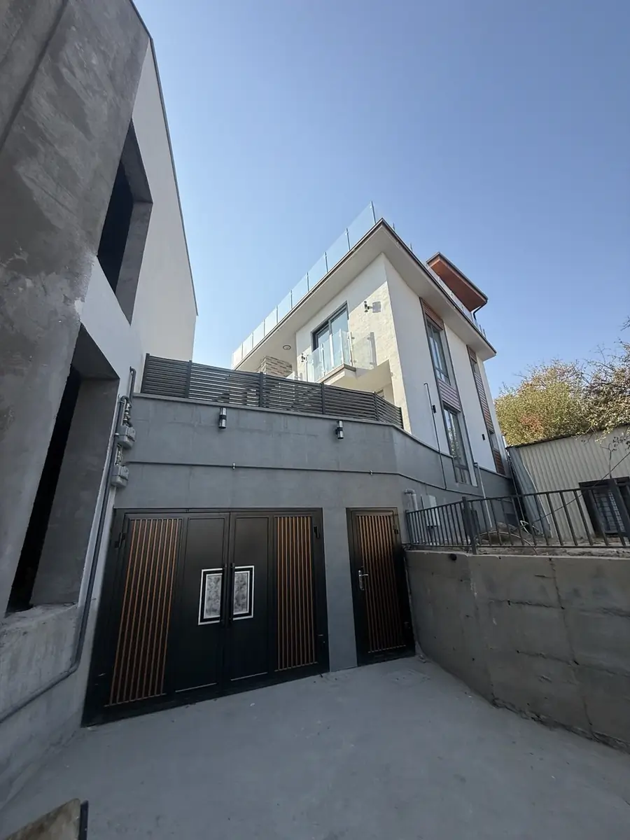 Продается 3-этажный дом − 240 м²