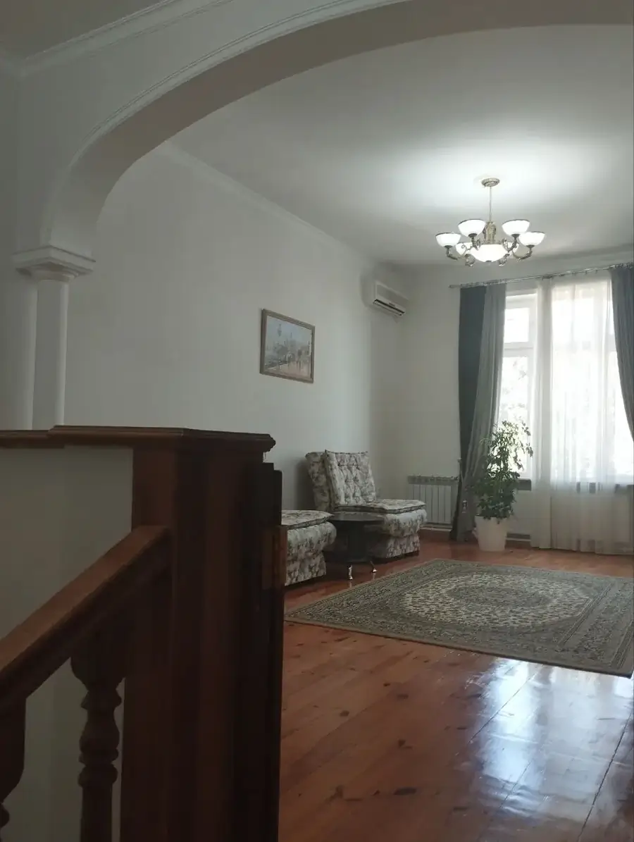 Ijaraga 2 qavatli uy − 248 m²